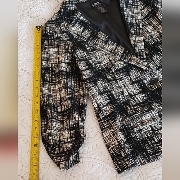 SOHO Apparel Ltd. B&W Blazer - Picture 7 of 10